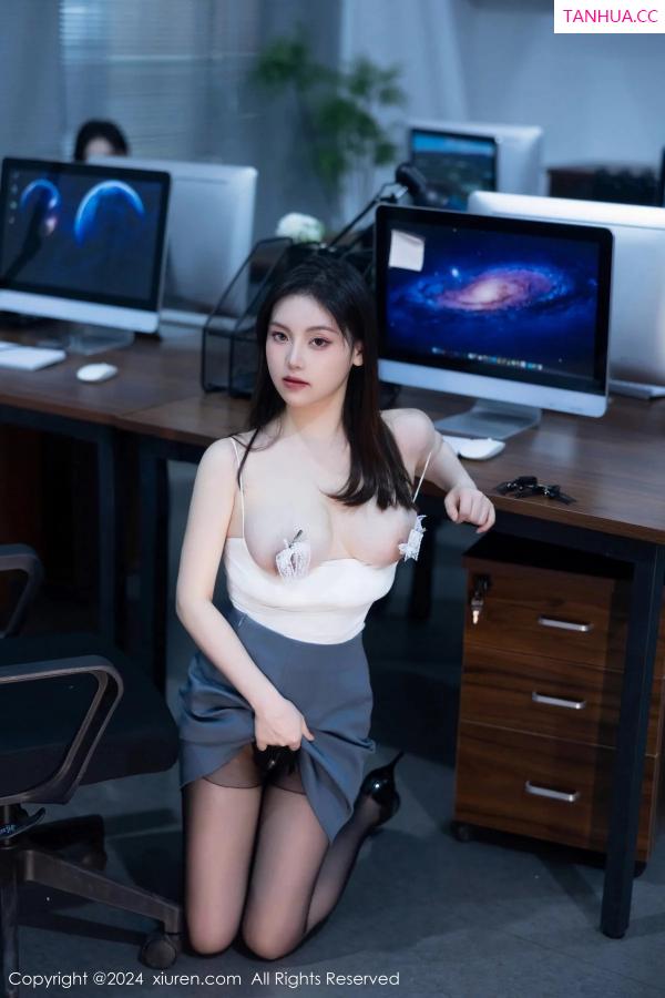   [XiuRen]高清写真图 2024.01.05 No.7923 豆瓣酱 OL丝袜第4张图片